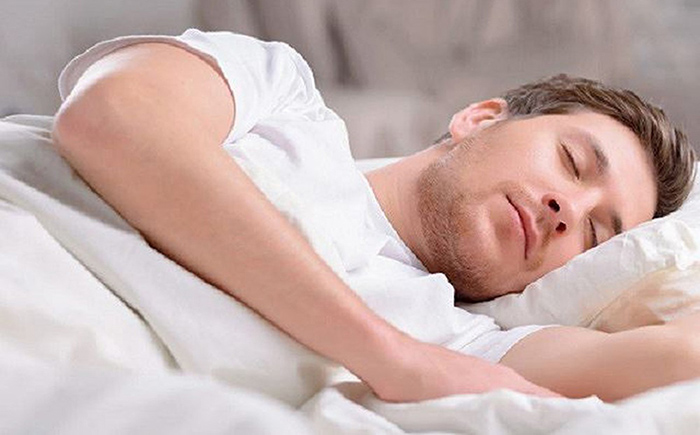 Vận động liên tục khiến cơ thể mệt mỏi giúp mỗi người chím sâu vào giấc ngủ