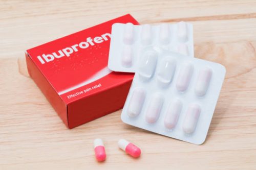 Ibuprofen có thể dùng dưới dạng viên nén hoặc dạng siro và thường được uống sau khi ăn